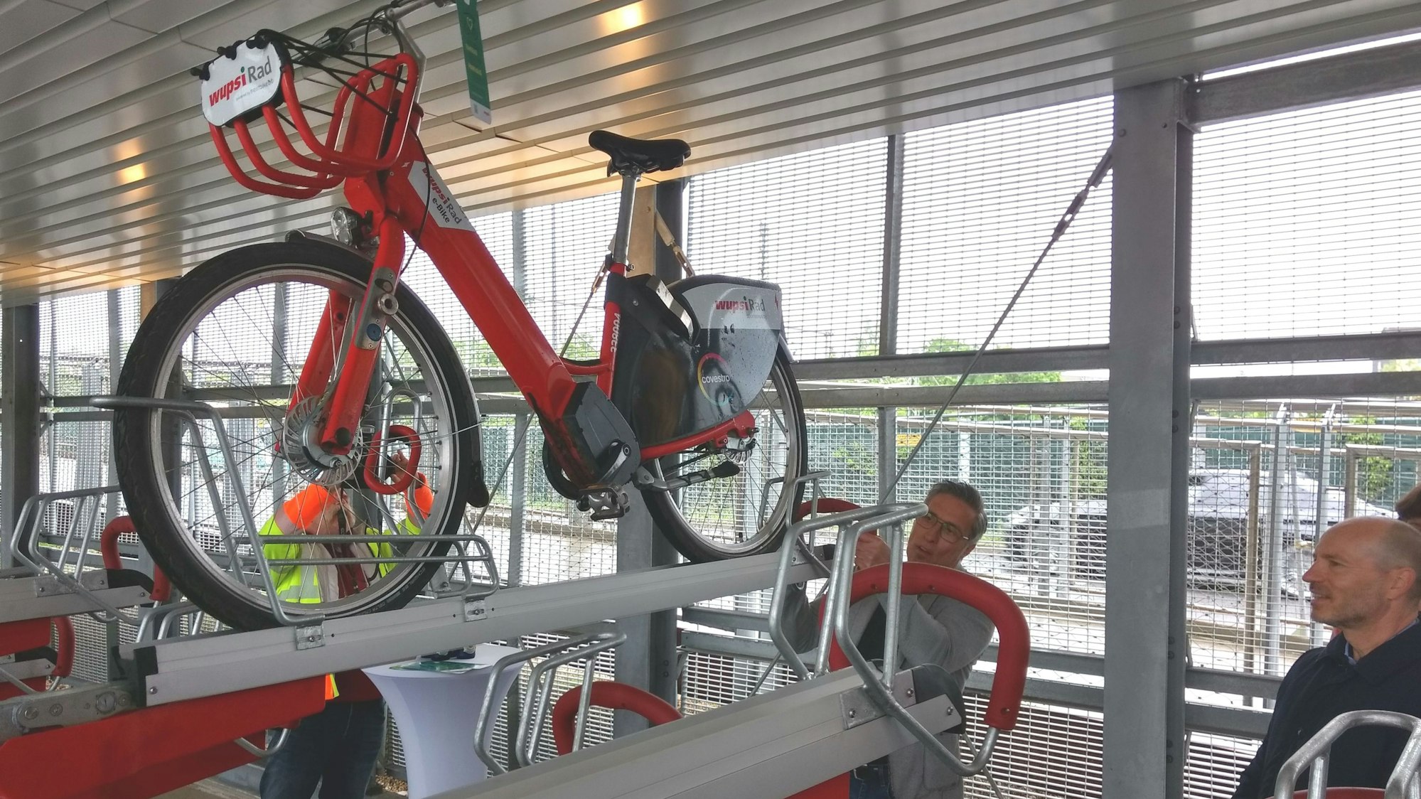 Andreas Schönfeld, nbso, zeigt, wie man ein E-Bike im Parkhaus parkt.