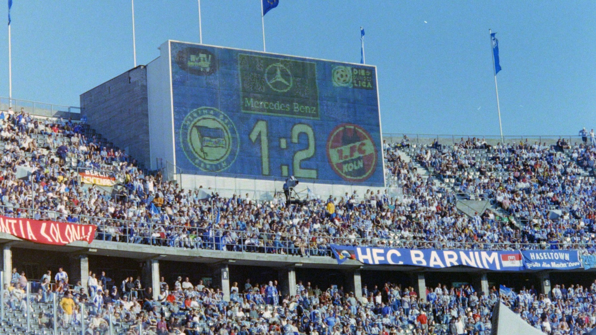 Die Anzeigentafel im Berliner Olympiastadion zweigt den Zwischenstand von 1:2 zwischen Hertha BSC und dem 1. FC Köln an.