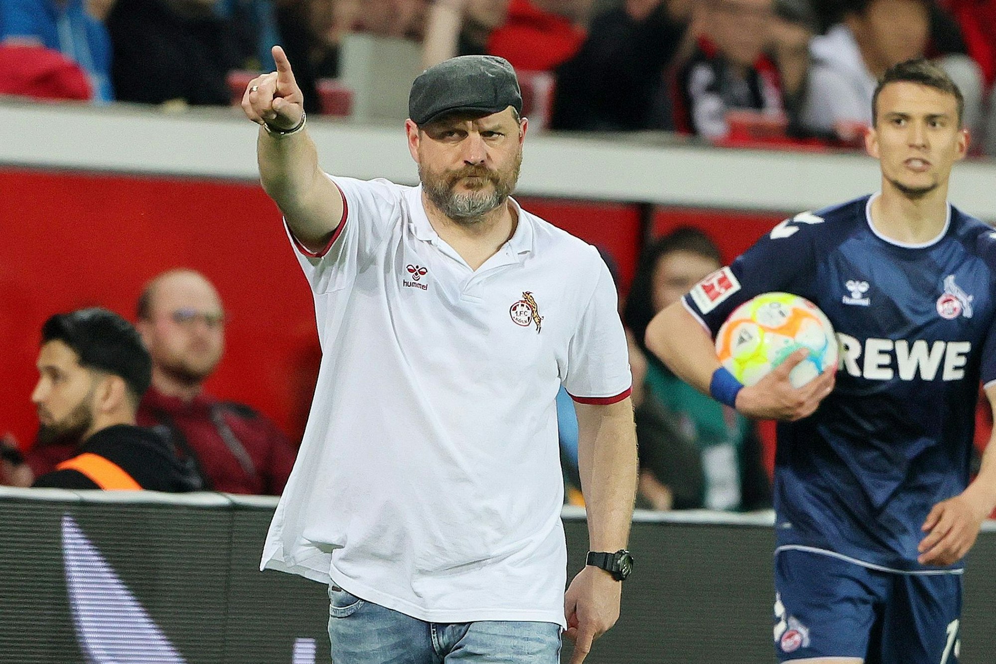 Kölns Trainer Steffen Baumgart gibt während des Derby bei Bayer 04 Leverkusen Anweisungen, Dejan Ljubicic blickt auf den FC-Coach.