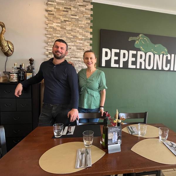 Danijela und Slavoljub Pejovic stehen vor dem Schriftzug Peperoncino