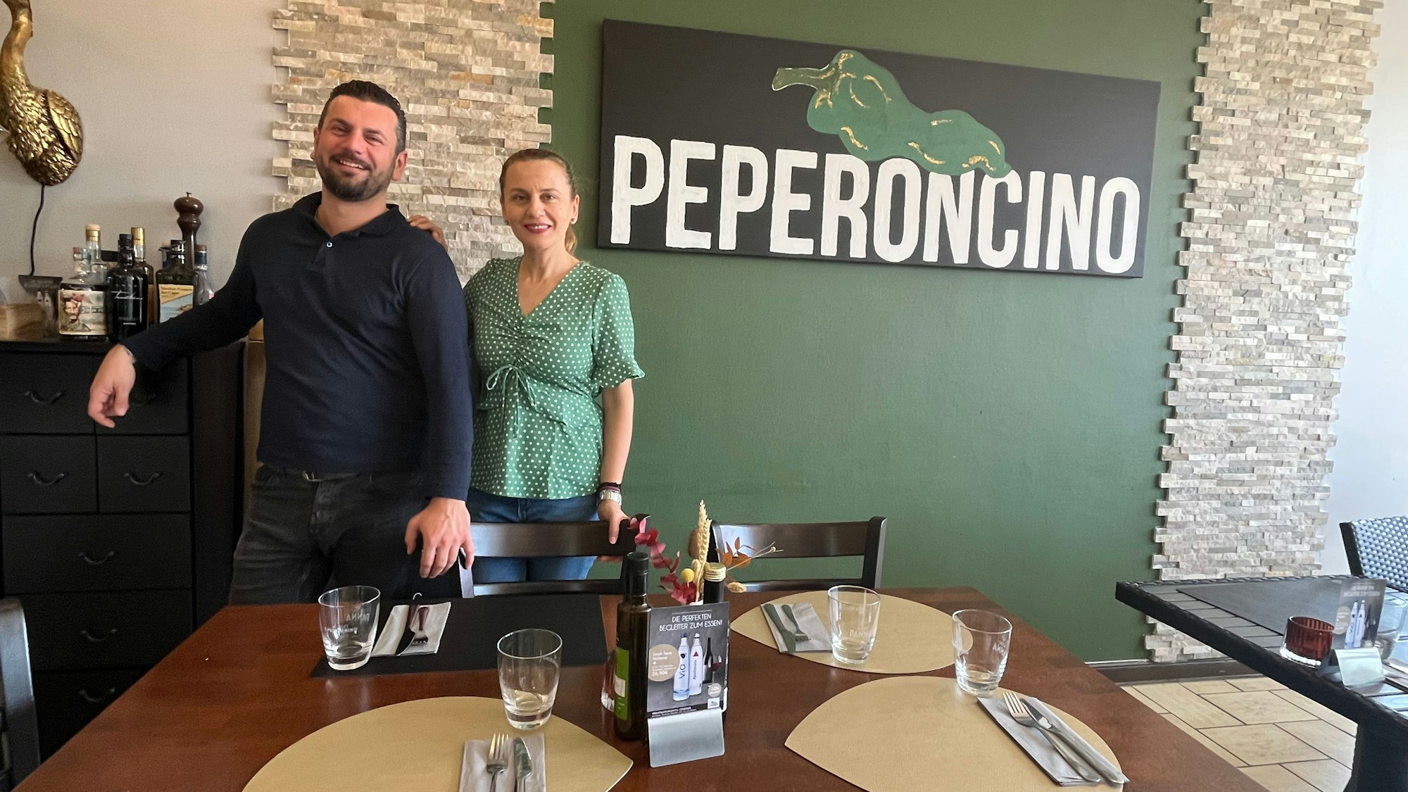 Danijela und Slavoljub Pejovic stehen vor dem Schriftzug Peperoncino
