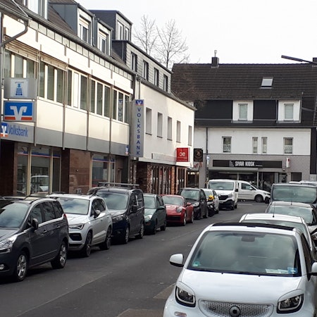 Die Grethenstraße in Longerich ist links und rechts mit Autos zugeparkt.