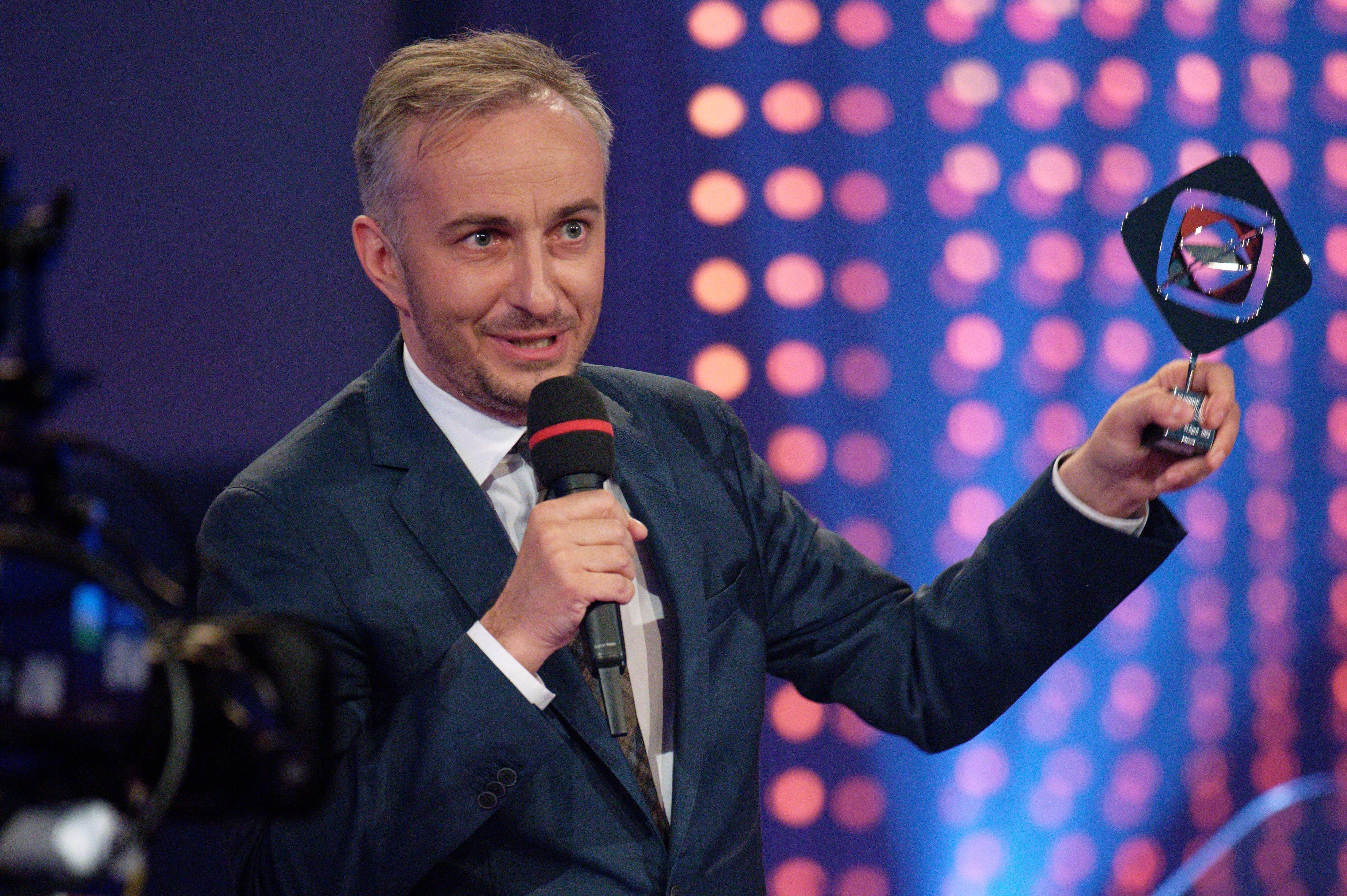 Satiriker und Moderator Jan Böhmermann steht bei der 59. Grimme-Preisverleihung mit dem Preis in der Kategorie „Unterhaltung“ auf der Bühne.