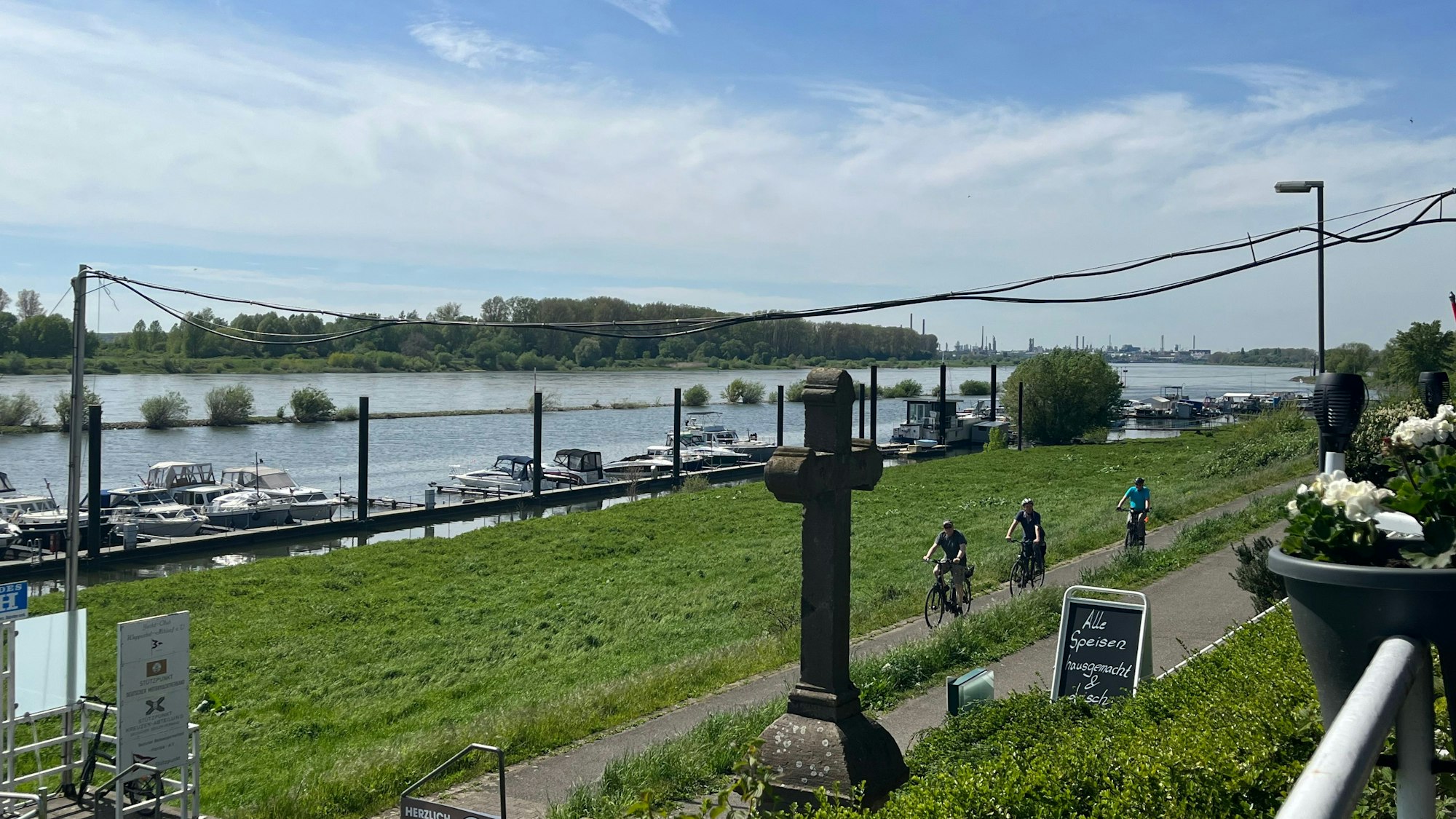 Radler am Rheinufer vor dem Jachthafen