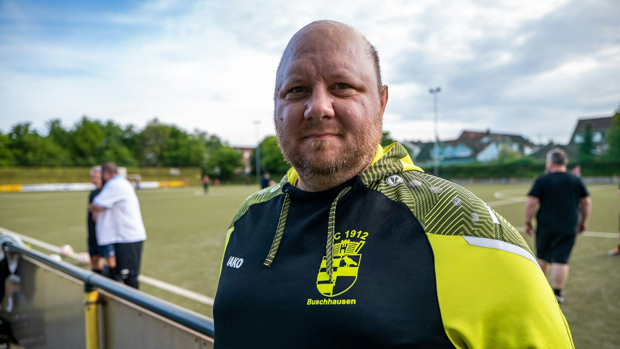Sven Posberg von den Big Boys steht am Spielfeldrand des SC Buschhausen und guckt in die Kamera.