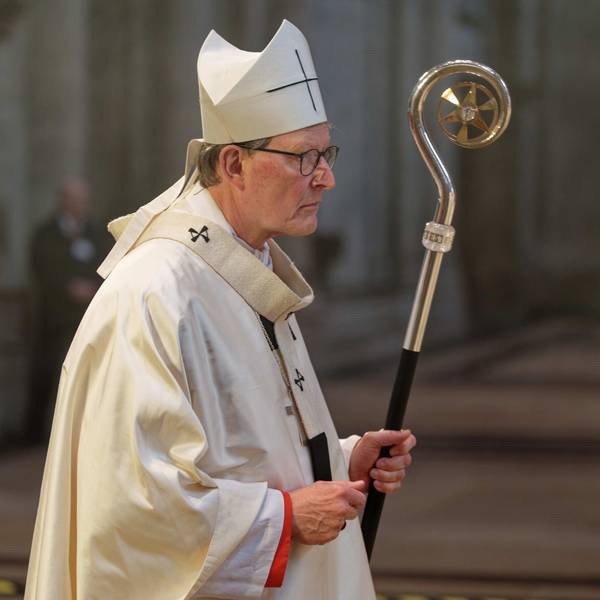 Der Kölner Kardinal Rainer Maria Woelki kommt zum Pontifikalamt am Ostersonntag 2023 in den Dom.