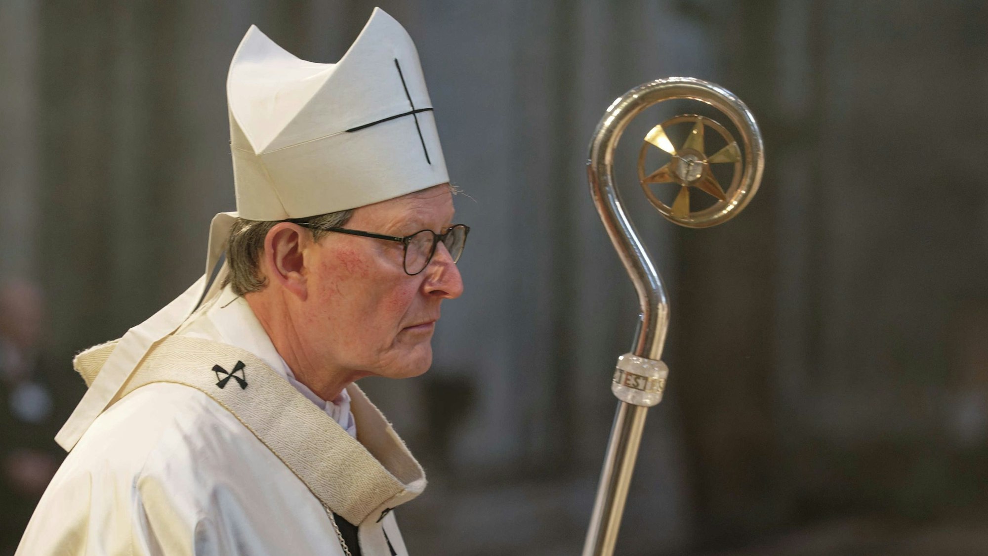 Der Kölner Kardinal Rainer Maria Woelki kommt zum Pontifikalamt am Ostersonntag 2023 in den Dom.