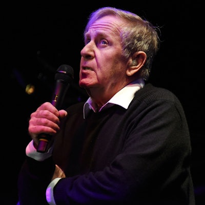 Im Bild ist der Sänger Stephan mit einem Mikrofon.