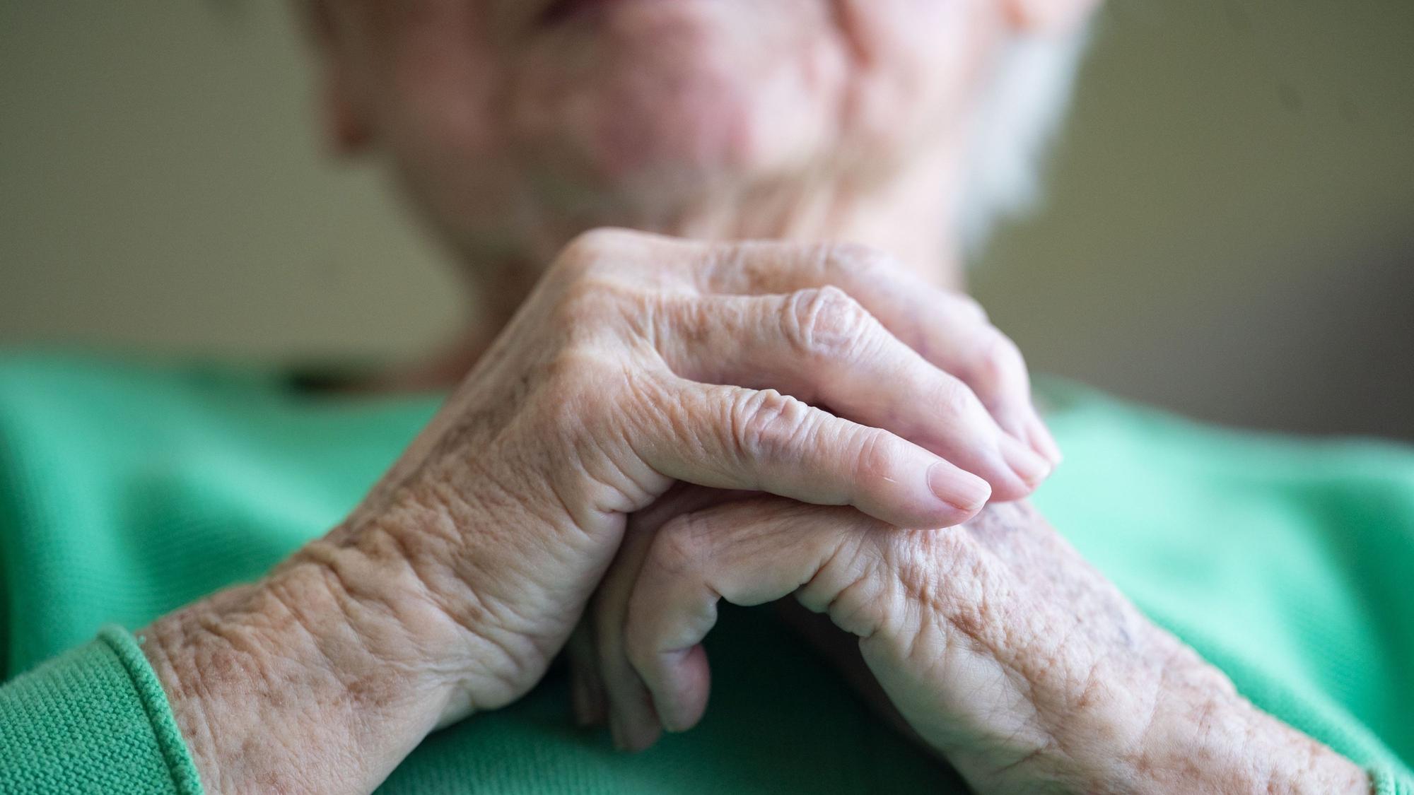 Eine Seniorin faltet ihre Hände. Deutschland belegt bei der Lebenserwartung im westeuropäischen Vergleich hintere Plätze.