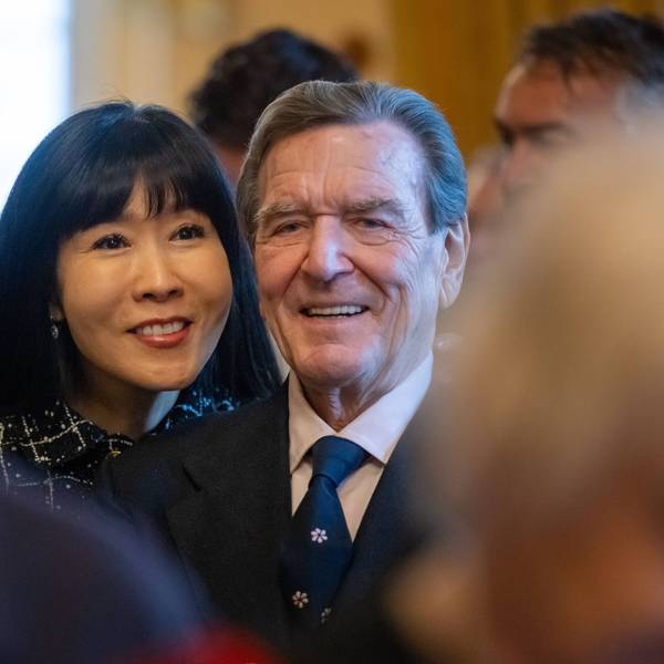 Gerhard Schröder mit seiner Ehefrau So-yeon Schröder-Kim. Der Altkanzler besuchte am 9. Mai mit seiner Frau einen Empfang der russischen Botschaft – und steht nun in der Kritik. (Archivbild)
