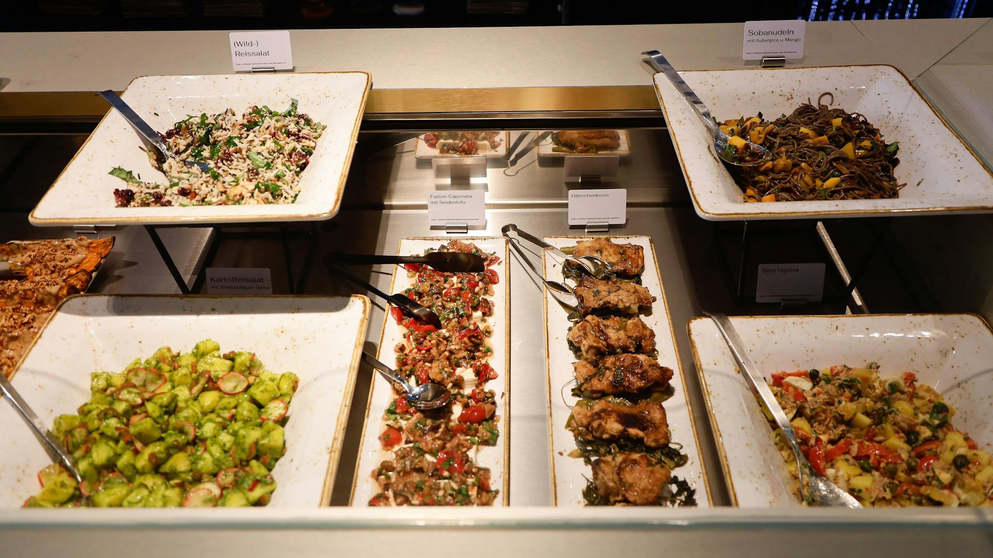 Eine Auswahl an Salaten in einer Theke