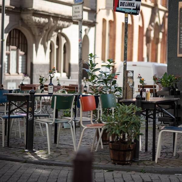 Der Außenbereich des Lokals „Im Schnörres“ im Severinsviertel.