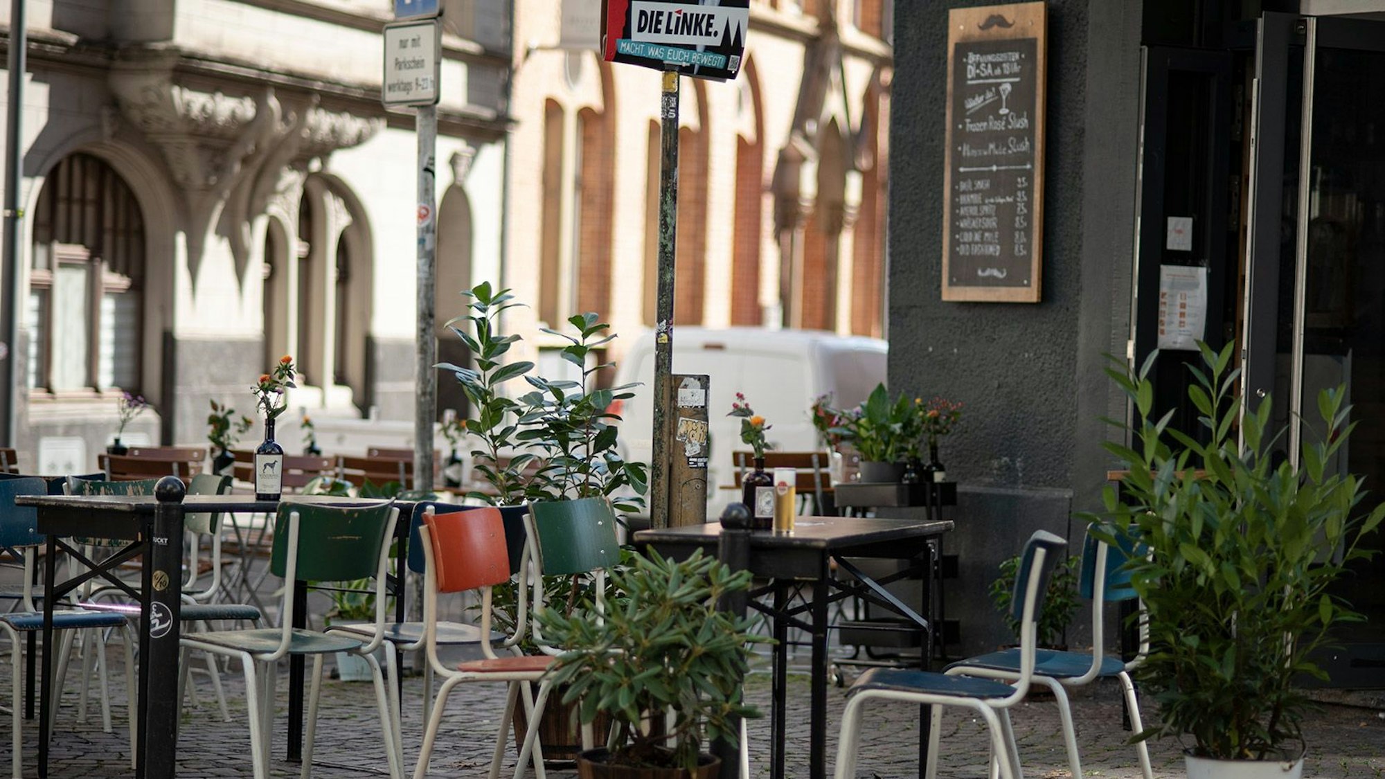 Tische und Stühle vor dem Eingang des „Im Schnörres“.