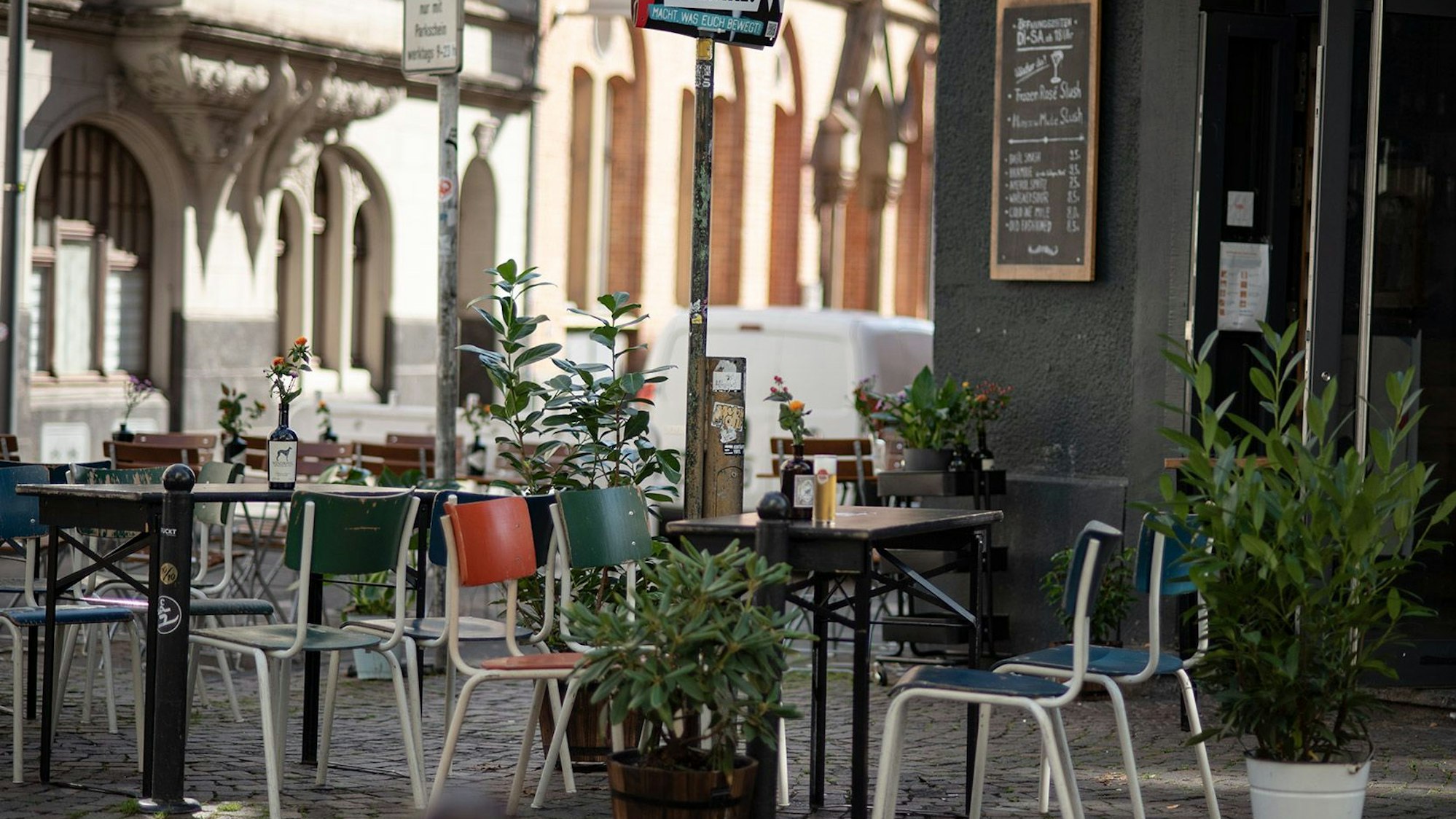 Der Außenbereich des Lokals „Im Schnörres“ im Severinsviertel.