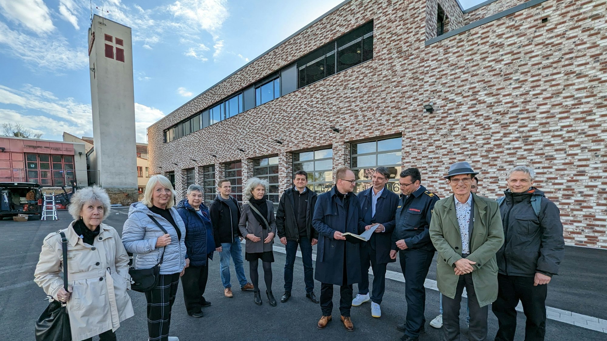 Neubau der Feuerwache mit Ratsmitgliedern