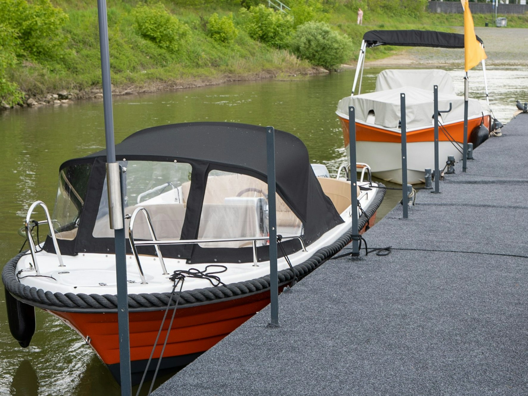 Ein Bootssteg, an dem auch ein kleines 15PS-Boot liegt.