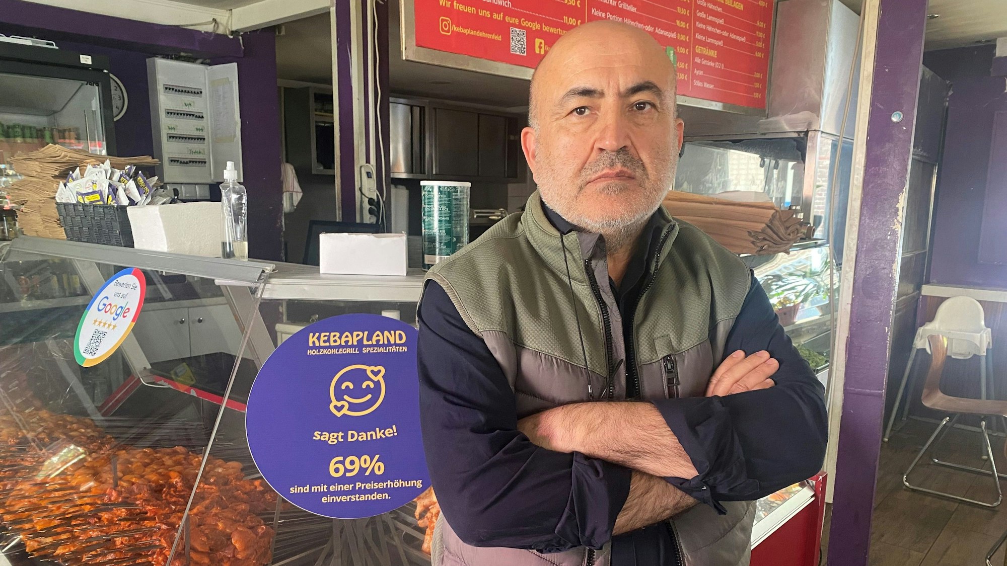 Kebapland-Inhaber Murat Demir im Lokal, nachdem es dort am Montag gebrannt hatte.