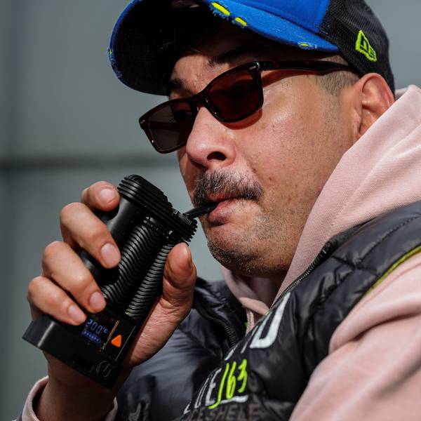 Porträt von Rocky Klimt, der an seinem Inhalator zieht, um Cannabis zu konsumieren.