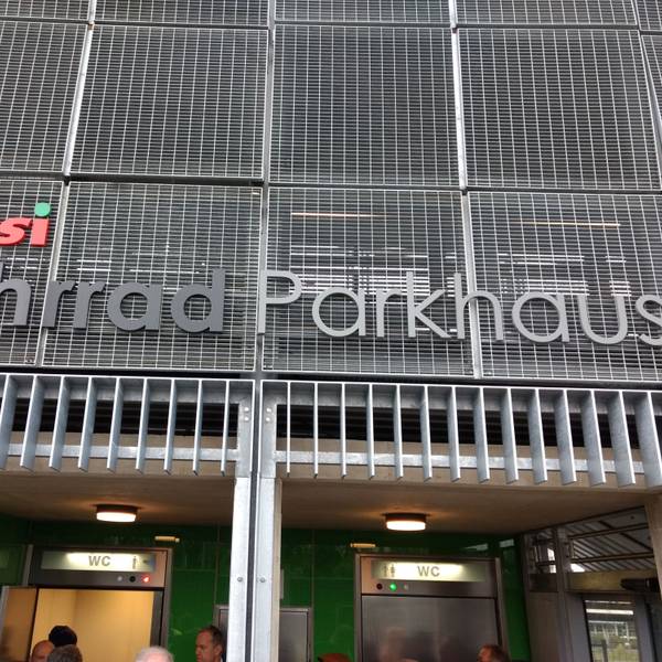Der Eingang zum Fahrradparkhaus in Opladen