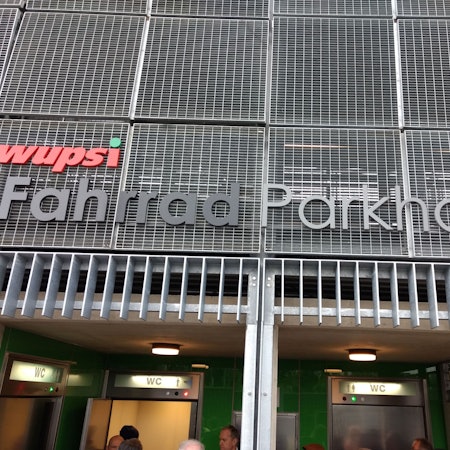 Der Eingang zum Fahrradparkhaus in Opladen