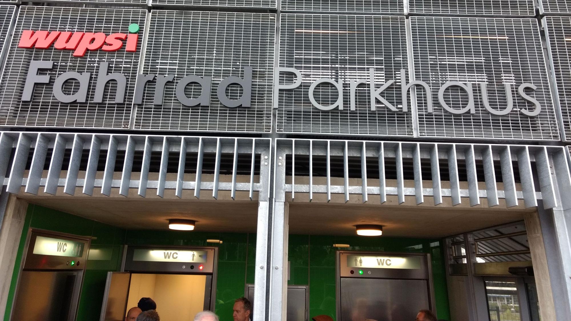 Der Eingang zum Fahrradparkhaus in Opladen