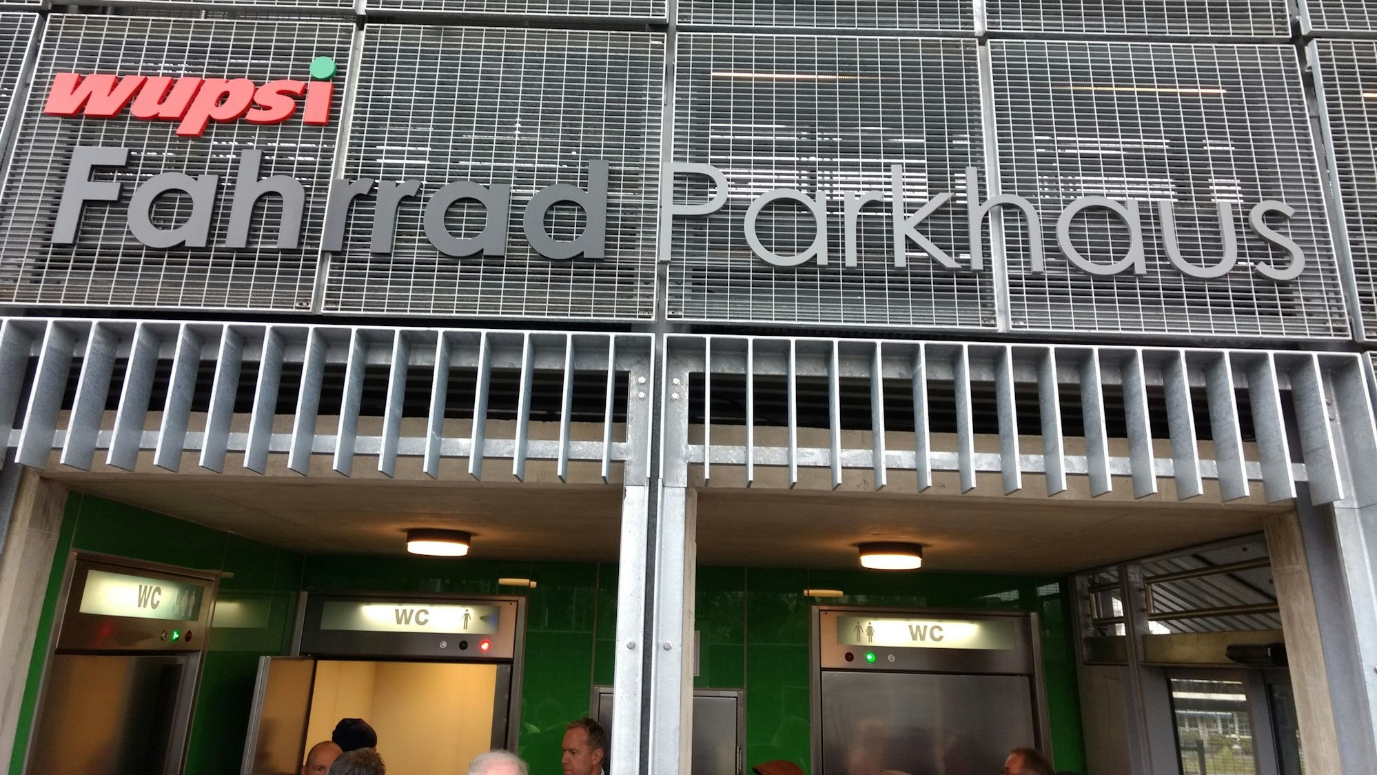 Der Eingang zum Fahrradparkhaus in Opladen