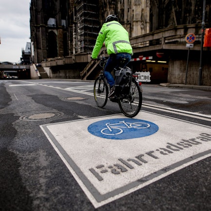 Ein Radfahrer fährt auf der neu angelegten Fahrradstraße in der Trankgasse am Dom in Köln.