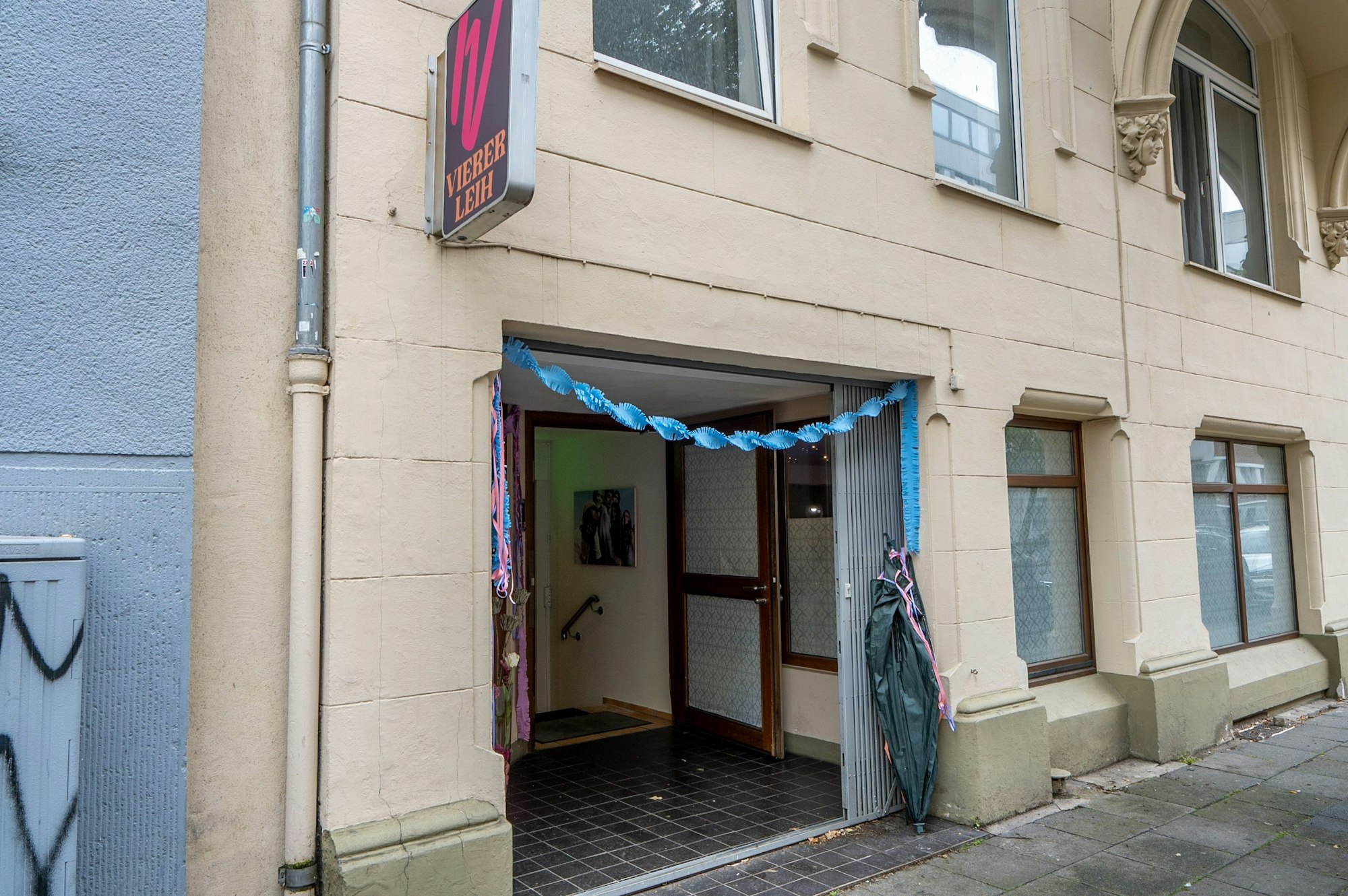 Der Eingang des Stores in der Bismarckstraße beziehungsweise Goethestraße.