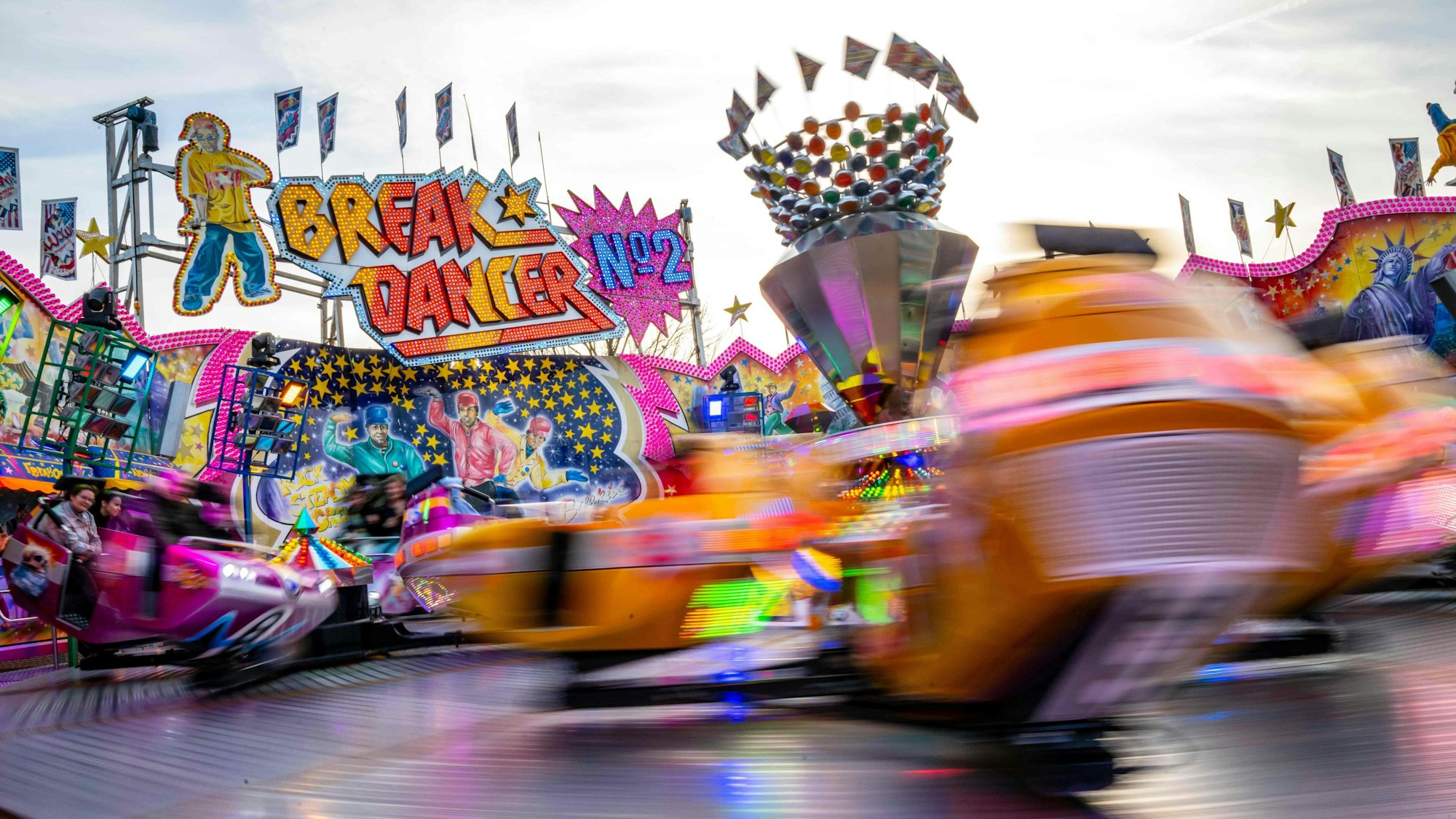 Das Fahrgeschäft „Breakdancer“ dreht sich auf der Osterwiese.
