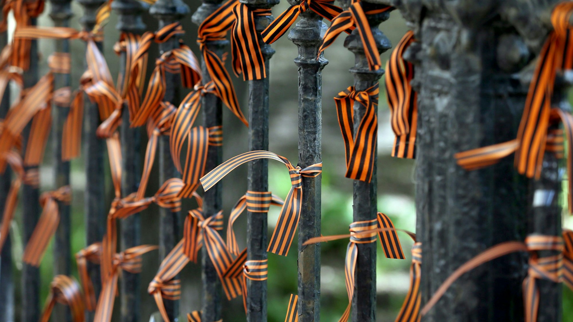 Georgsbänder am Zaun der ukrainischen Botschaft in Moskau.