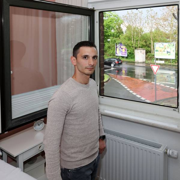 Muhammet Akcamuz aus Holweide steht in seinem Schlafzimmer vor dem Fenster, aus dem er einen Taxiräuber beobachtet hat.