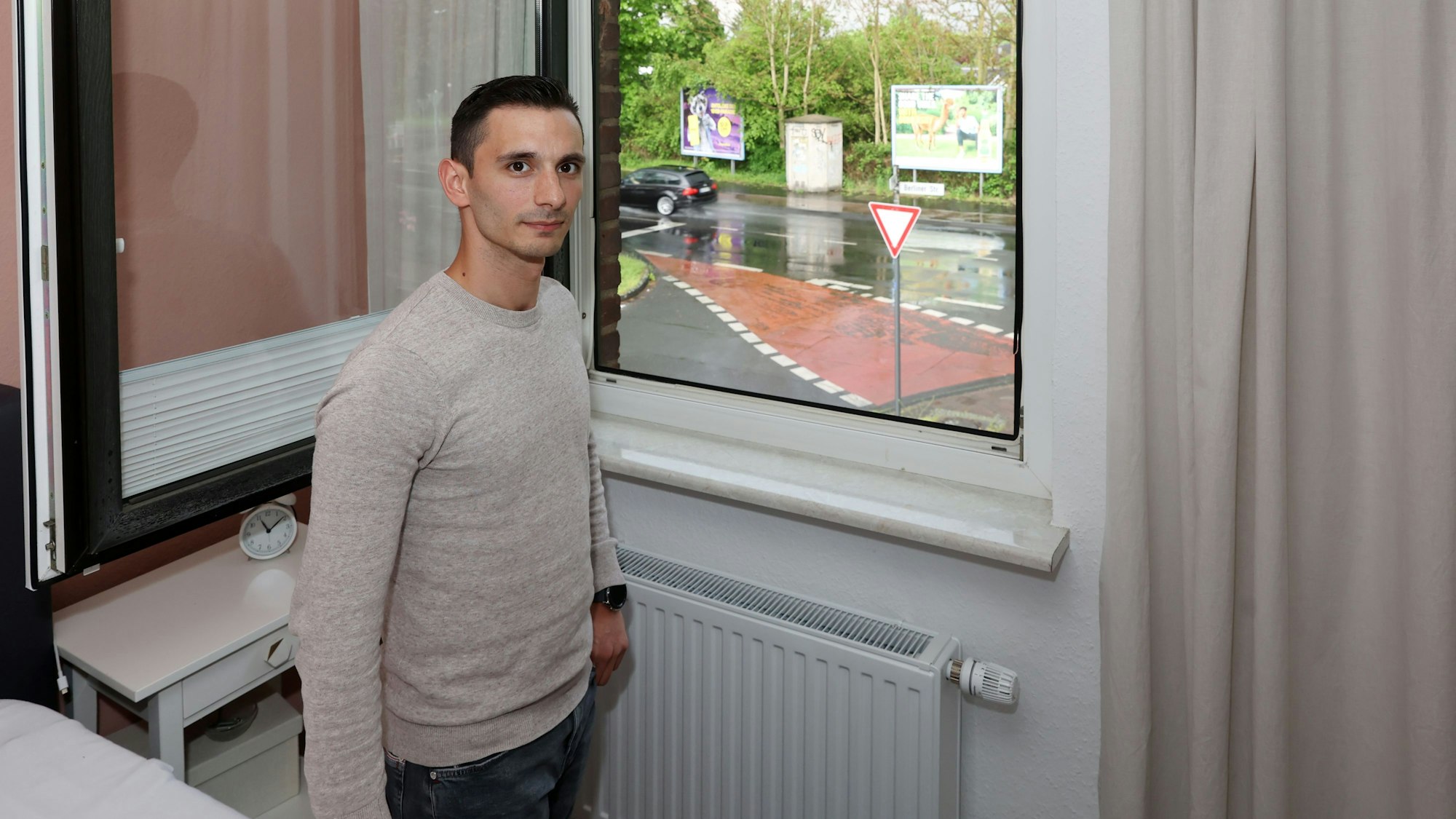 Muhammet Akcamuz aus Holweide steht in seinem Schlafzimmer vor dem Fenster, aus dem er einen Taxiräuber beobachtet hat.