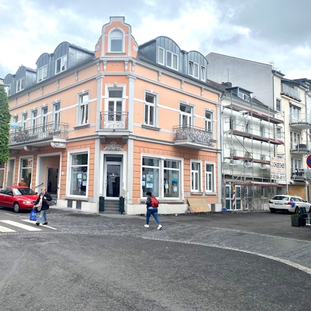 Zwei Passantinnen laufen durch die wieder aufgebaute Innenstadt von Bad Neuenahr-Ahrweiler. Manche Häuser werden aktuell noch renoviert.