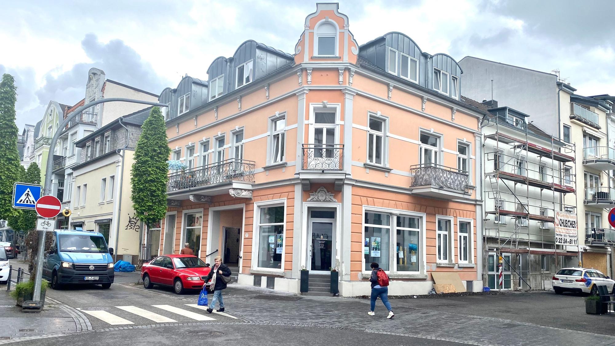 Zwei Passantinnen laufen durch die wieder aufgebaute Innenstadt von Bad Neuenahr-Ahrweiler. Manche Häuser werden aktuell noch renoviert.