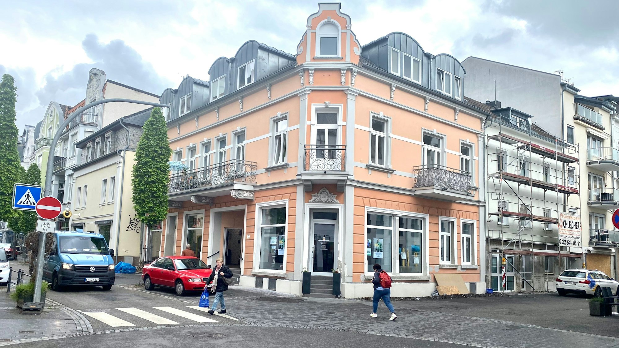 Zwei Passantinnen laufen durch die wieder aufgebaute Innenstadt von Bad Neuenahr-Ahrweiler. Manche Häuser werden aktuell noch renoviert.