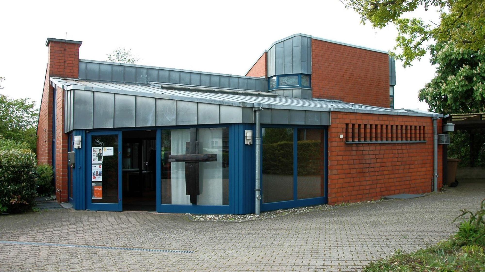 Das große Gebäude ist verklinkert.
