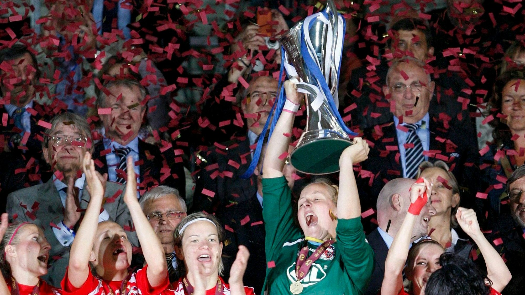 ARCHIV - 20.05.2010, Spanien, Madrid: Die damalige Torhüterin Anna Felicitas Sarholz (grün) und ihre Mitspielerinnen von FFC Turbine Potsdam jubeln mit dem Pokal im Alfonso-Perez-Stadion, nachdem sie das Elfmeterschießen gegen Olympique Lyonnais im Champions-League-Endspiel gewonnen haben. (zu dpa «Männer-Bundesligisten und Frauenfußball: Von der Liaison zur Zweckehe») Foto: Sergio Barrenechea/epa efe/dpa +++ dpa-Bildfunk +++