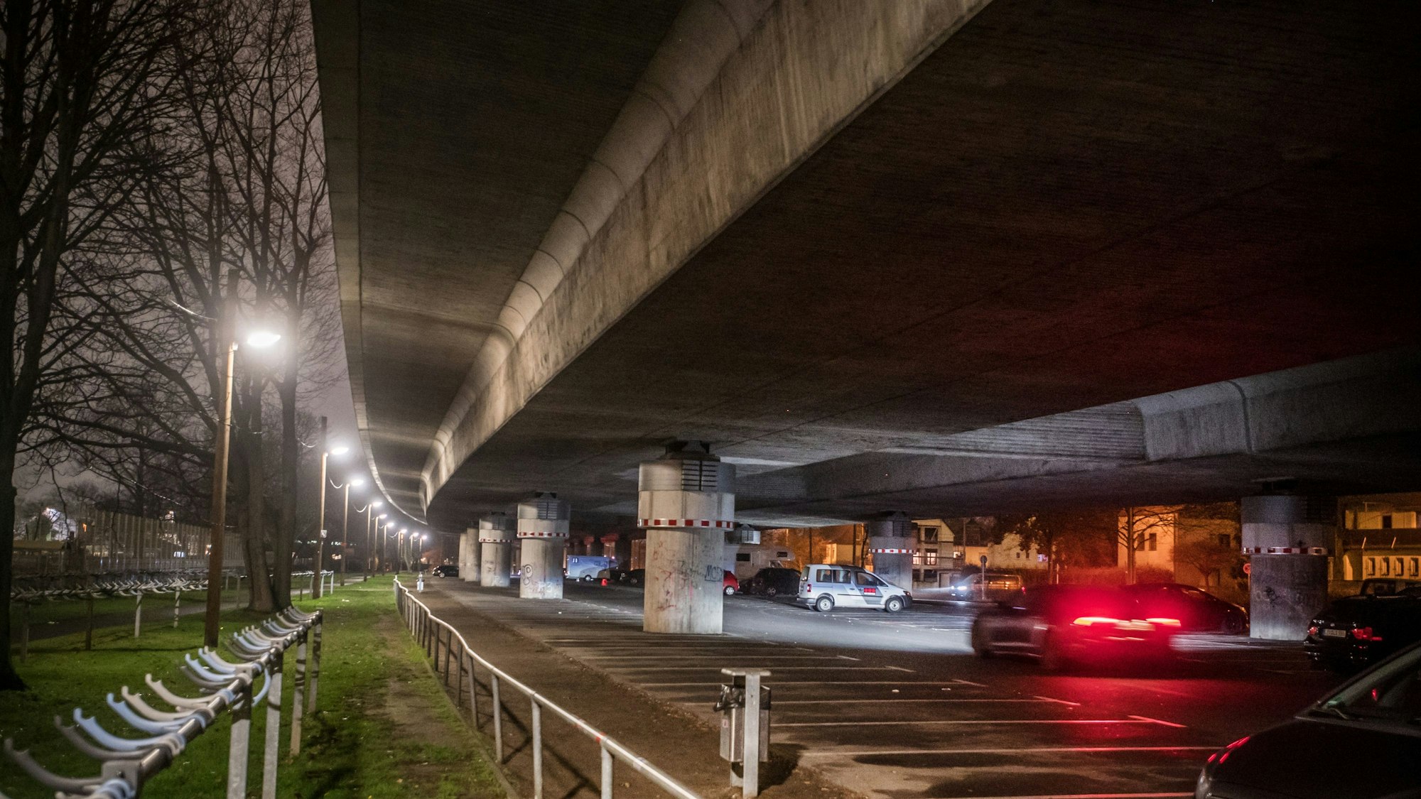 Nachtaufnahme unter der Stelzenautobahn, Hochstraße, Autobahn 1, Küppersteg. Foto: Ralf Krieger