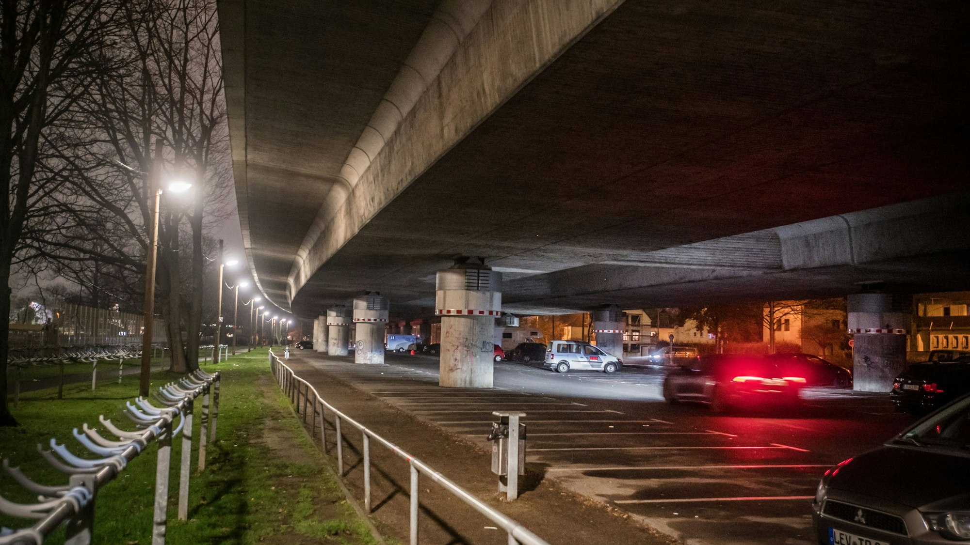 Nachts unter der Stelzenautobahn.