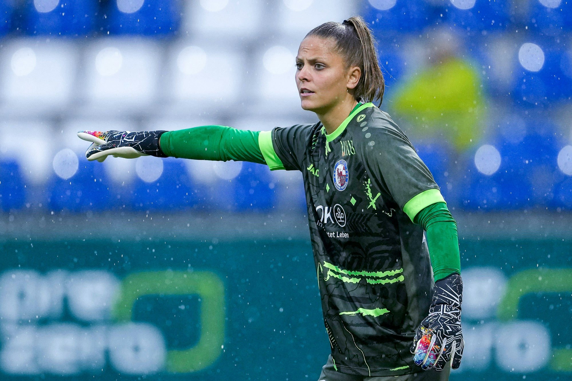 Anna Wellmann Torwart, Torhüterin, Potsdam, 41, gibt Anweisungen, gestikuliert, mit den Armen gestikulieren, Einzelbild, Einzelfoto, Aktion, Action, 07.05.2023, Sinsheim Hoffenheim Deutschland, Fussball, Flyeralarm Frauen-Bundesliga, TSG 1899 Hoffenheim - 1. FFC Turbine Potsdam, 07.05.2023, Sinsheim Hoffenheim Deutschland, Fussball, Flyeralarm Frauen-Bundesliga, TSG 1899 Hoffenheim - 1. FFC Turbine Potsdam, DFB/DFL REGULATIONS PROHIBIT ANY USE OF PHOTOGRAPHS AS IMAGE SEQUENCES AND/OR QUASI-VIDEO. *** Anna Wellmann goalkeeper, goalkeeper, Potsdam, 41 , gives instructions, gestures, gesturing with arms, single image, single photo, action, action, 07 05 2023, Sinsheim Hoffenheim Germany , football, Flyeralarm Frauen Bundesliga, TSG 1899 Hoffenheim 1 FFC Turbine Potsdam, 07 05 2023, Sinsheim Hoffenheim Germany , Football, Flyeralarm Frauen Bundesliga, TSG 1899 Hoffenheim 1 FFC Turbine Potsdam, DFB DFL REGULATES PROHIBIT ANY USE OF PHOTOGRAPHS AS IMAGE SEQUENCES AND OR QUASI VIDEO xozx