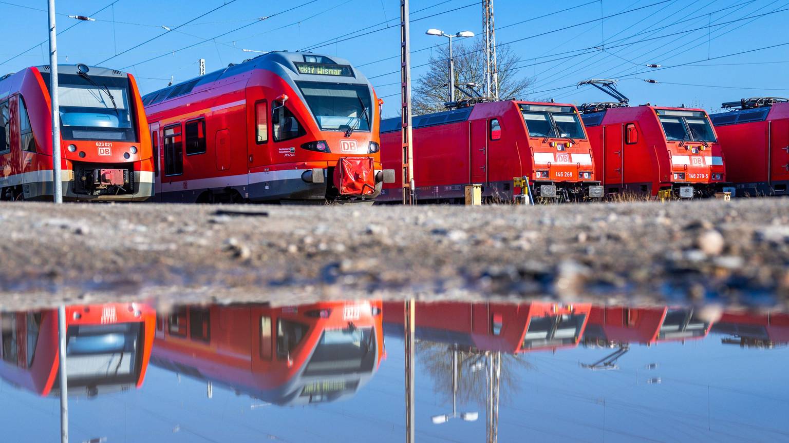 ARCHIV - Stillstand auf der Schiene: Am Montag und Dienstag fährt kein Fernzug und absehbar auch kaum ein Regio. Foto: Jens Büttner/dpa/dpa-tmn - Honorarfrei nur für Bezieher des dpa-Themendienstes +++ dpa-Themendienst +++