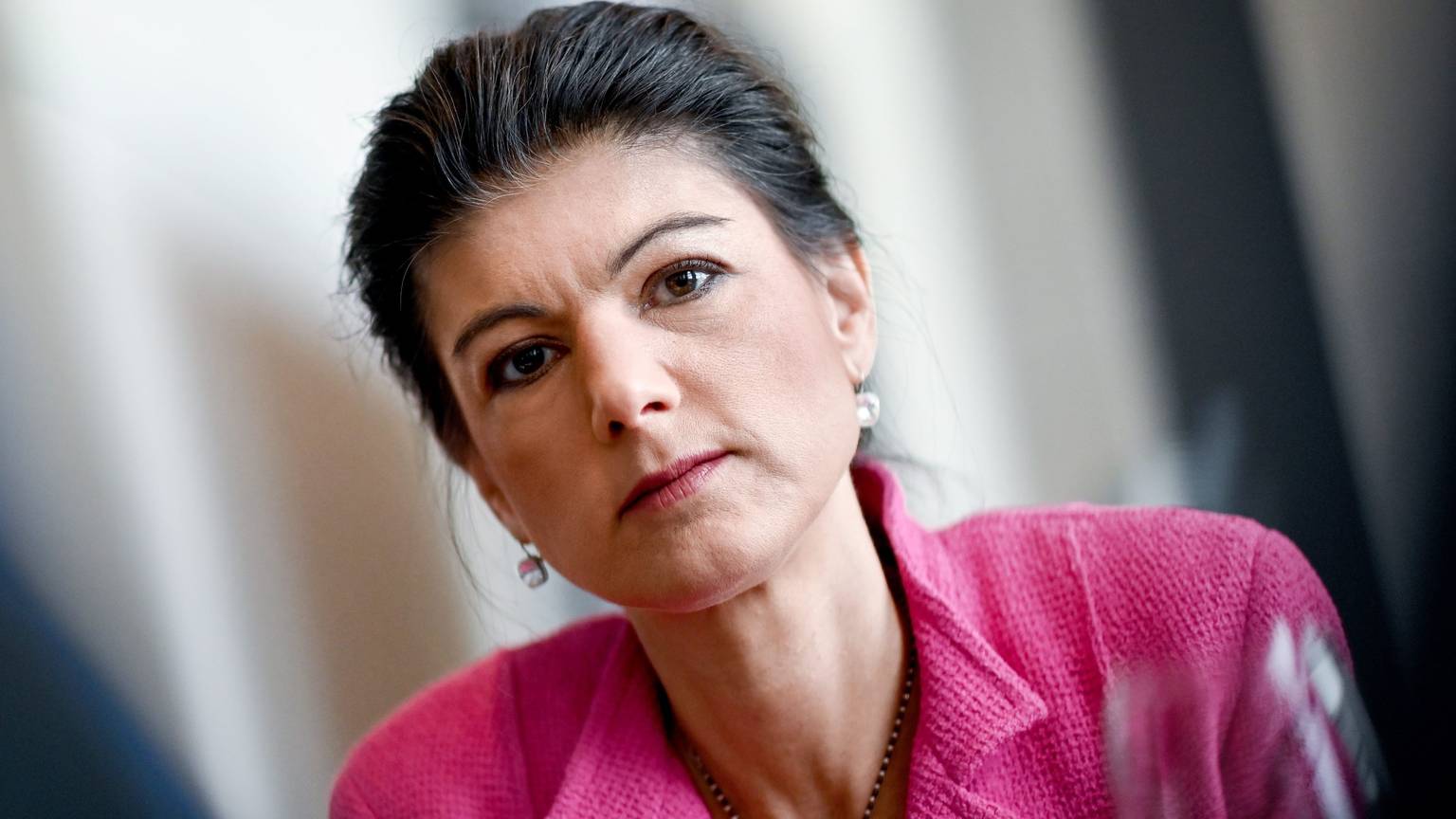 Sahra Wagenknecht, damals Fraktionsvorsitzende der Partei Die Linke, steht im Bundestag am Rande eines dpa-Interviews.