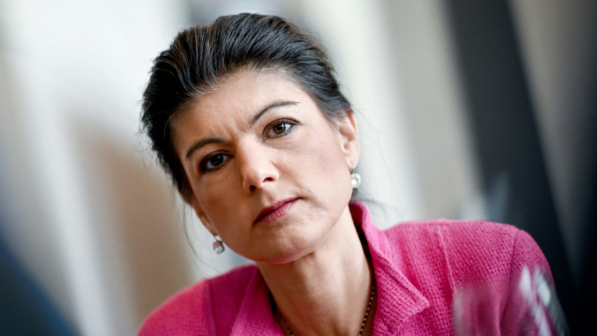Sahra Wagenknecht, damals Fraktionsvorsitzende der Partei Die Linke, steht im Bundestag am Rande eines dpa-Interviews.