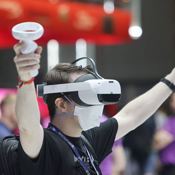Die Gamescom startet kommende Woche: Ein Messebesucher testet mit einer VR Brille (Virtual Reality) ein Computerspiel.