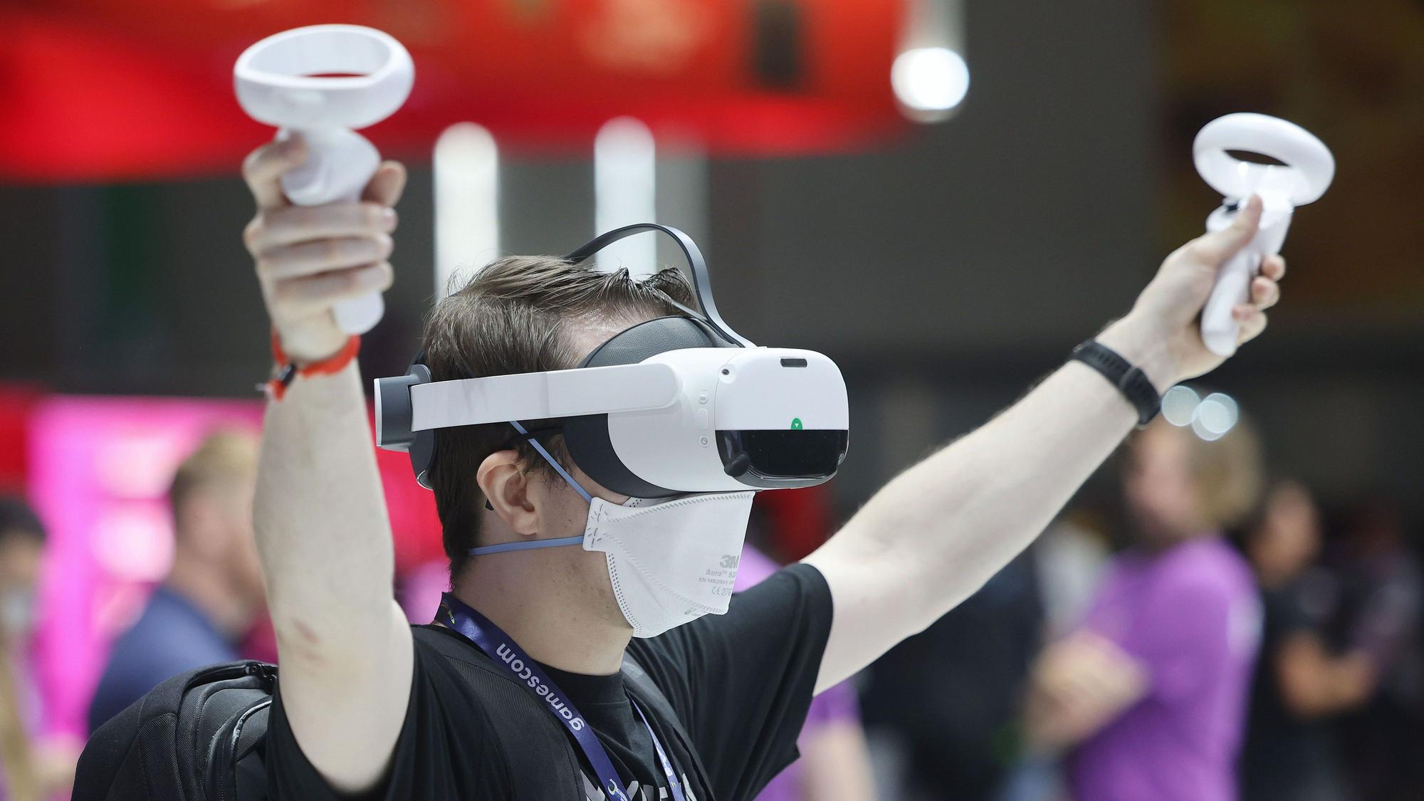 Ein Messebesucher testet mit einer VR Brille (Virtual Reality) ein Computerspiel bei der Gamescom 2022 in Köln.