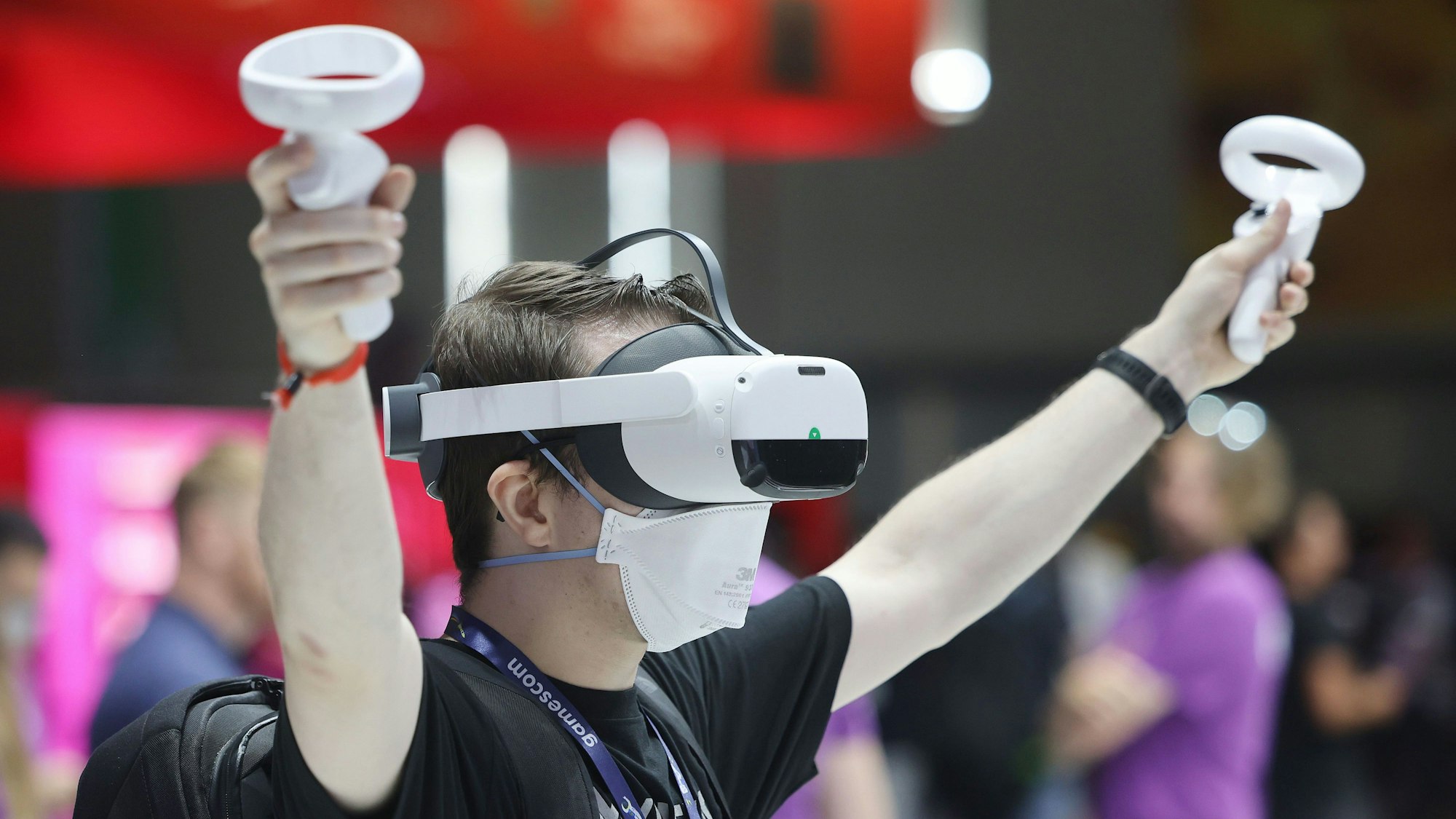 Ein Messebesucher testet mit einer VR Brille (Virtual Reality) ein Computerspiel bei der Gamescom 2022 in Köln.