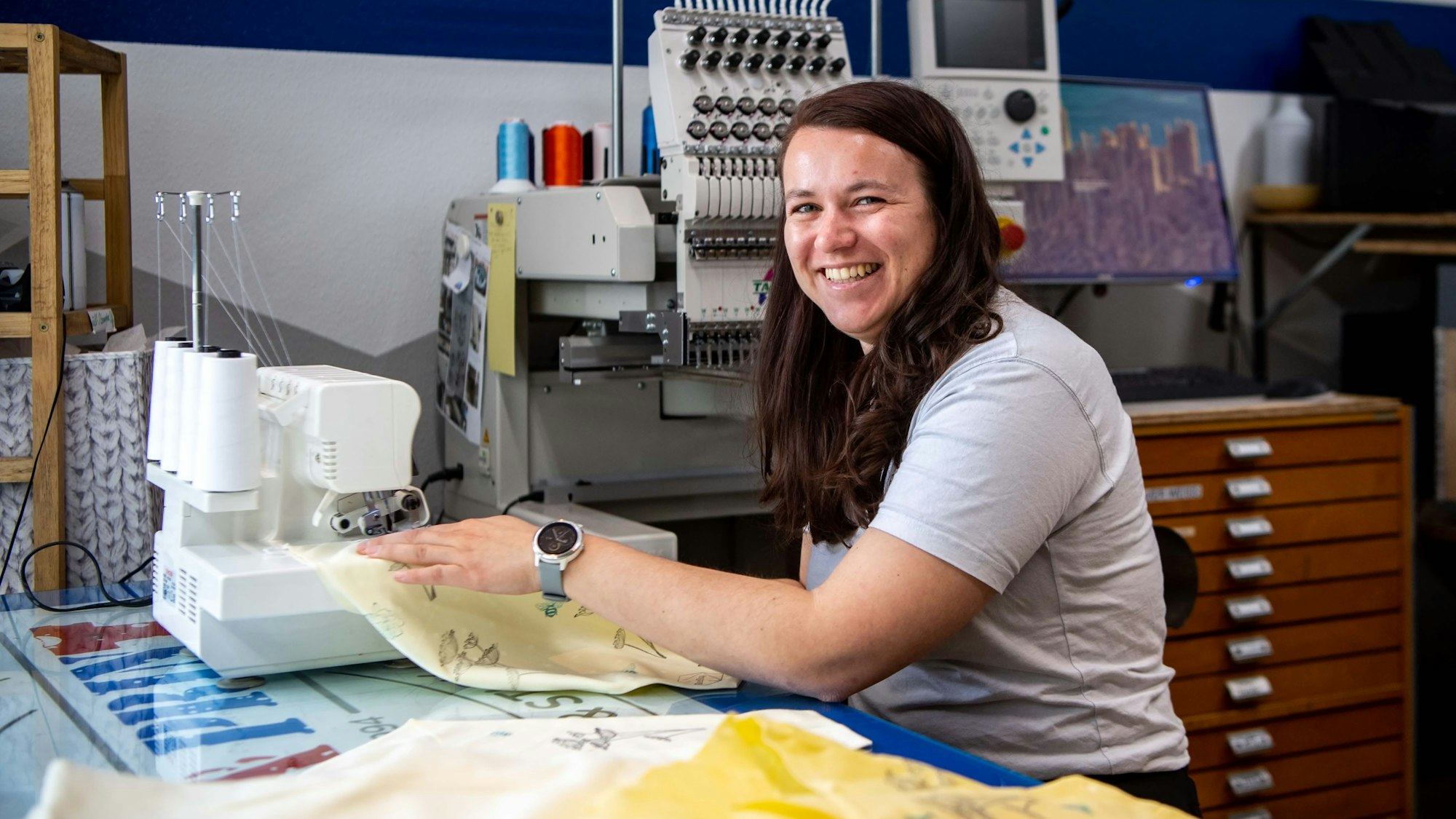 Die Geicherin Viktoria Menard bei der Herstellung von Bienenwachstüchern.