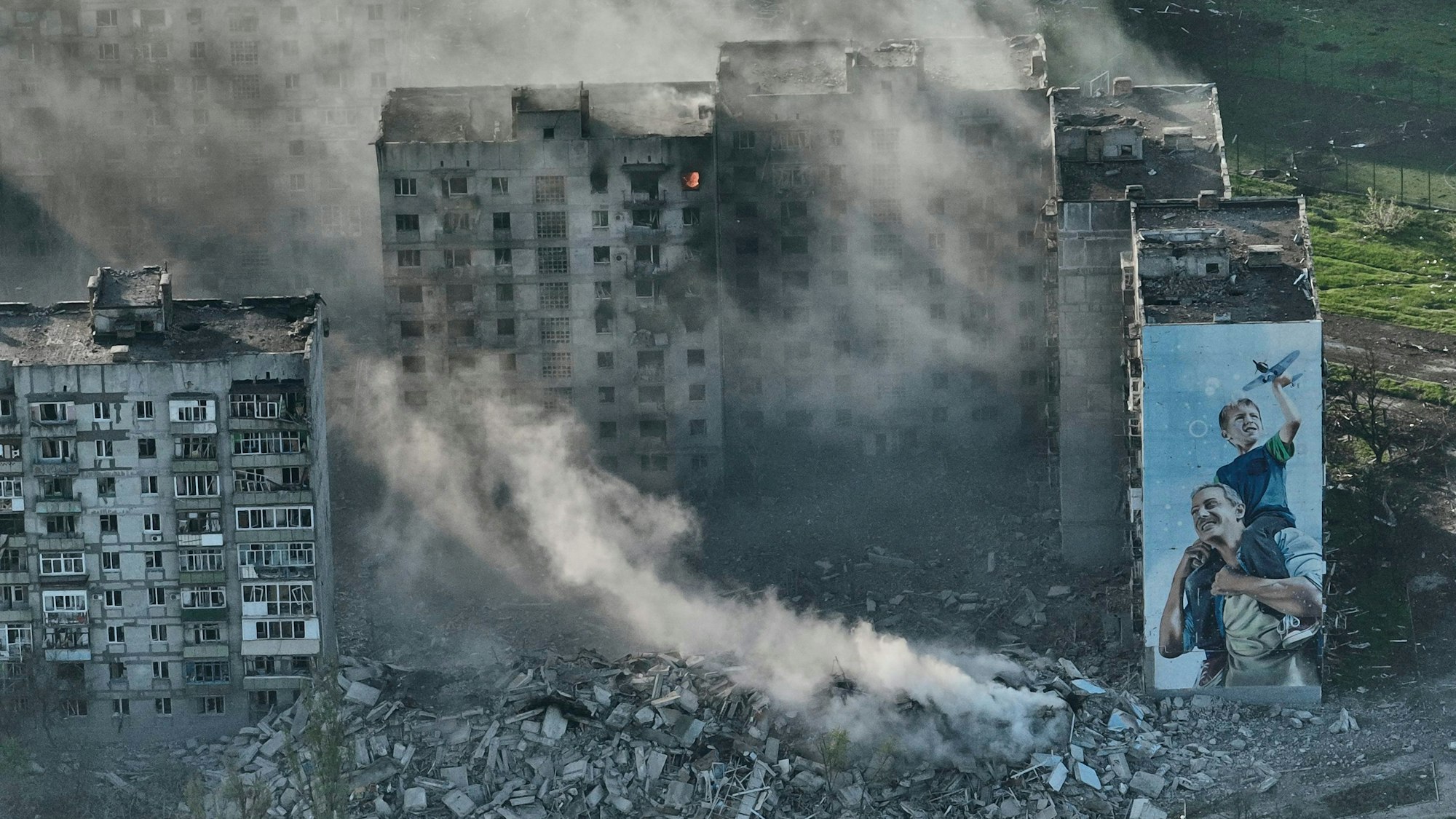 Zerstörte Gebäude in Bachmut. Monatelang attackierten russische Truppen die ukrainische Stadt und setzten dabei auch den „Fleischwolf“ ein. (Archivbild)