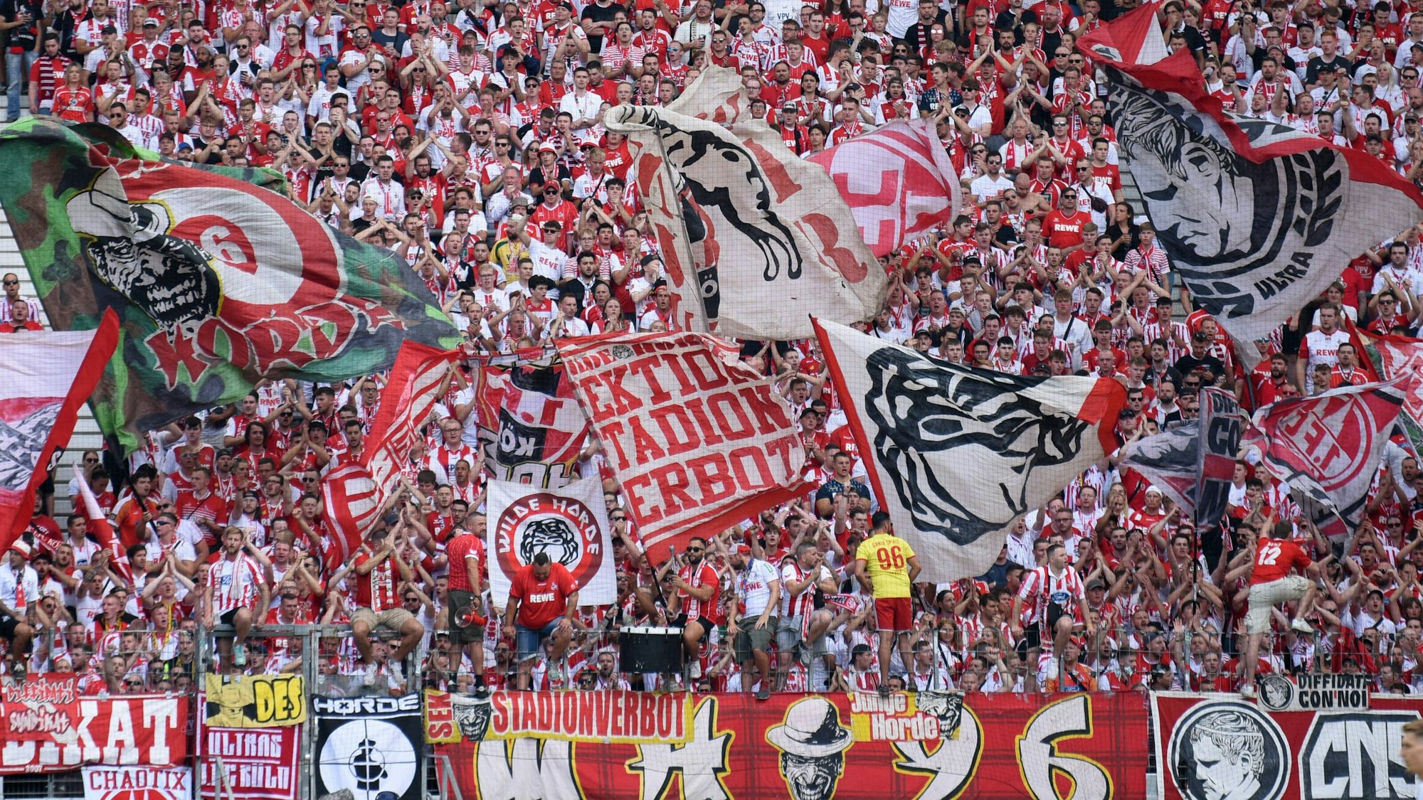 Die Fans des 1. FC Köln müssen sich für die kommende Saison auf deutliche Preissteigerungen einstellen. Im Schnitt werden die Dauerkarten um 13 Prozent teurer.