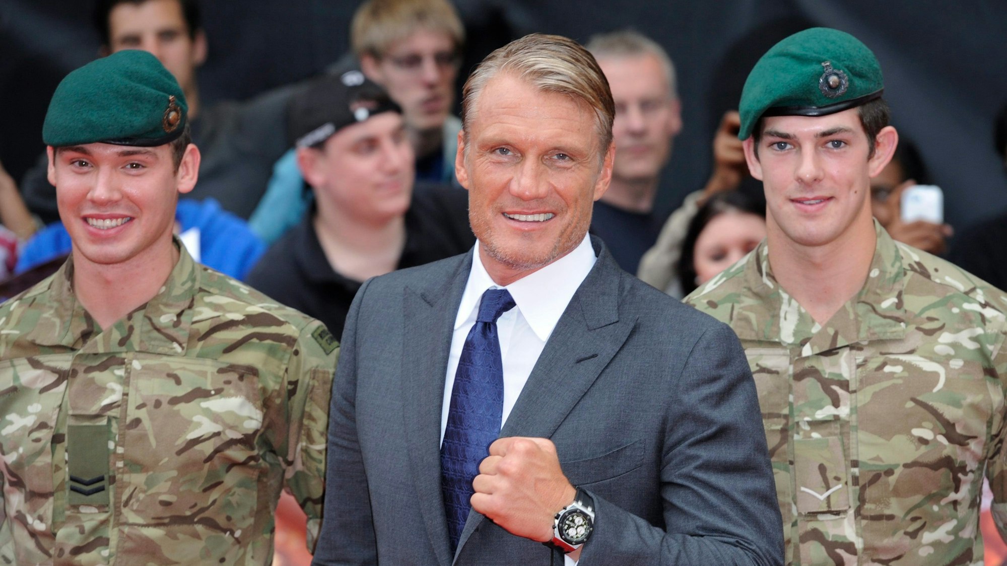Der schwedische Schauspieler Dolph Lundgren posiert mit britischen Soldaten.